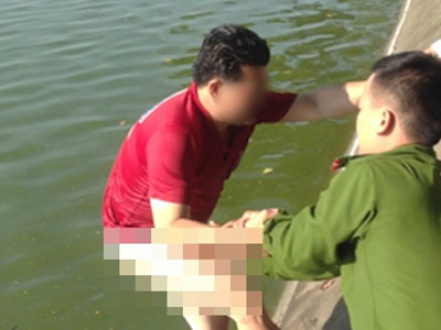 Hà Nội: Một người đàn ông cởi hết quần rồi nhảy xuống... hồ Gươm