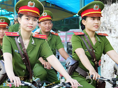 Nữ cảnh sát miền Tây đạp xe diễu hành
