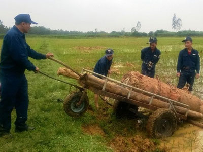 Phát hiện quả bom "khủng" nặng gần 1 tấn ở ruộng lúa
