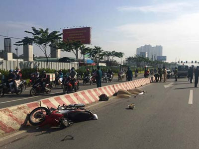 Bị kéo lê trên xa lộ Hà Nội, hai cô gái chết thảm