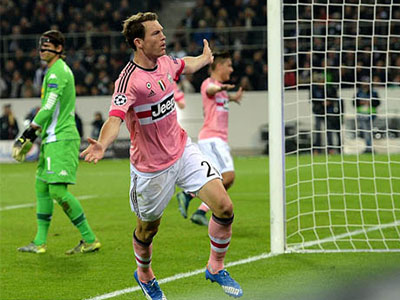 Moenchengladbach 1-1 Juventus: Chiellini mắc sai lầm, Hernanes nhận thẻ đỏ, Lichtsteiner cứu Juve