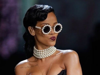 Vì sao Rihanna huỷ diễn trong show trang phục lót Victoria Secret?
