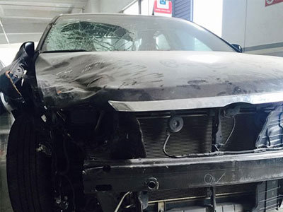 Xe Camry 2.5Q đâm "tét đầu" mà không bung túi khí
