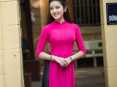Á hậu Huyền My mặc áo dài đỏ rực trổ tài làm MC