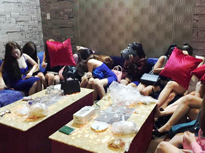 Đột kích nhà hàng, tiếp viên ôm quần áo tháo chạy