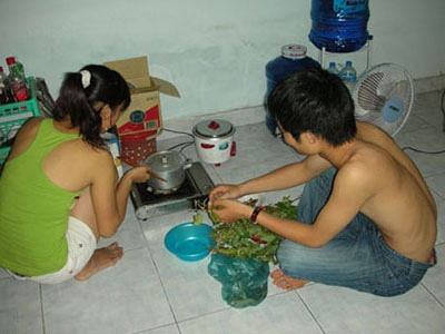Hàng nghìn sinh viên bị đuổi học mỗi năm vì mải "sống thử", chơi bời?