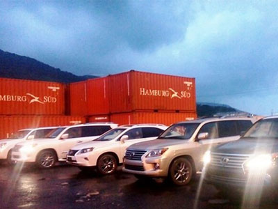 Sung công quỹ 5 xe sang giá 30 tỷ nhập lậu