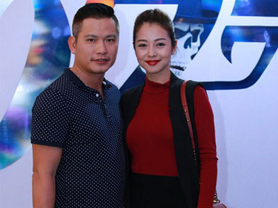 Vợ chồng Jennifer Phạm tình cảm đi xem "007"