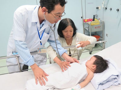 Bé trai 10 tháng tuổi úp mặt vào xô nước 10 phút