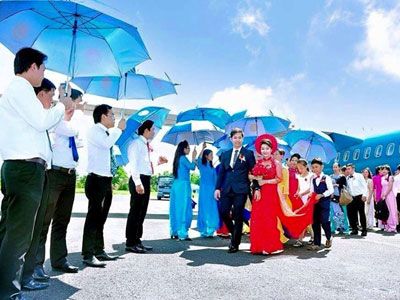 Cặp đôi rước dâu bằng máy bay: "Chúng tôi không khoe mẽ"
