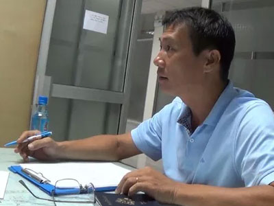 Hành khách bị nhân viên VNA sửa giờ check in từ đúng thành... muộn