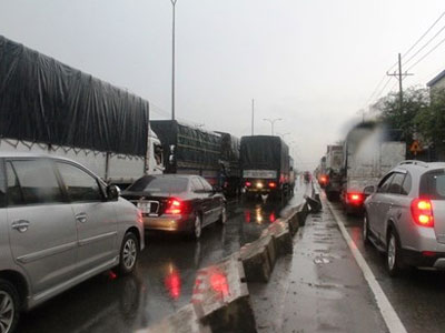 Xe tải lật nghiêng trên Quốc lộ 1A, kẹt xe 10 km