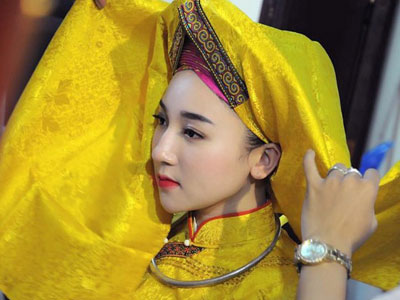 Cô đồng trẻ nhất Hà Thành và 50.000 đồng chứa mọi dự định