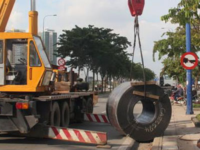 Hai cuộn thép từ ô tô lăn xuống đường, dân bỏ chạy tán loạn