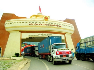 Bác bỏ thông tin “98% rượu ngoại và 90% mỹ phẩm qua cửa khẩu Lao Bảo là hàng giả”