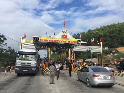 Dân chặn xe đại biểu QH để phản đối trạm thu phí