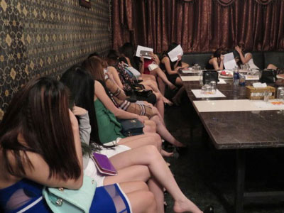 Hơn 30 nữ tiếp viên nhốn nháo trong quán hát karaoke