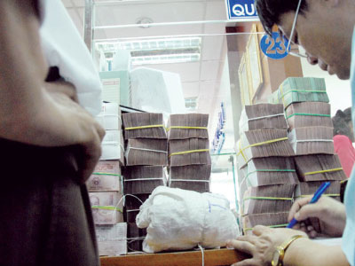 Ngân hàng “cày” để dọn nợ xấu