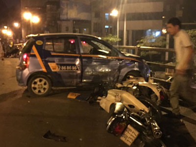 Danh tính tài xế taxi gây tai nạn trên cầu vượt Thái Hà