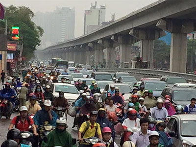 Hà Nội: Tắc đường kinh hoàng, người dân vác xe qua dải phân cách
