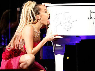 Miley Cyrus gây sốc khi liếm đàn Piano