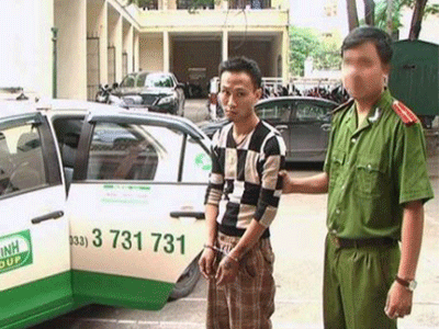 Nam thanh niên dùng dao cướp taxi