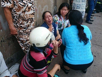 Người mẹ khóc ngất khi con gái đang mắc kẹt trong đám cháy lớn ở quận 8