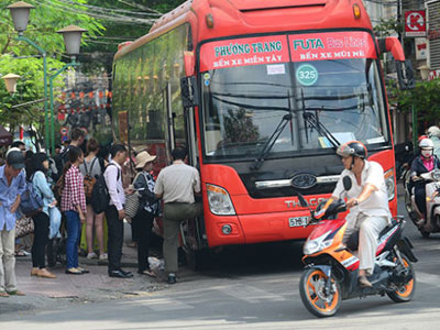 Vì sao xe khách bỏ bến ra ngoài?