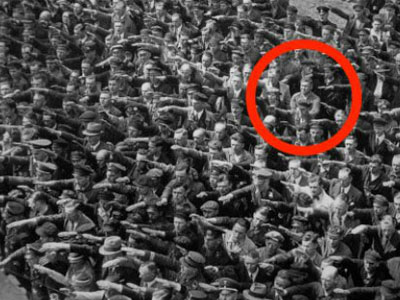 Bi kịch của người Đức duy nhất không chào Hitler kiểu phát xít
