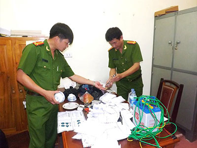 Bắt 39 người đánh bạc quy mô lớn giữa đêm trong rừng