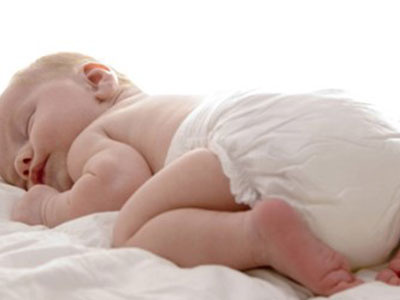 Bé gái chết thảm sau khi được bố...thay bỉm