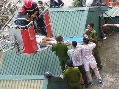 Cảnh sát dùng xe chuyên dụng giải cứu thanh niên “ngáo đá”