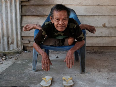 "Dị nhân" gập đôi người, vắt chân lên cổ chui qua ống nước nhỏ