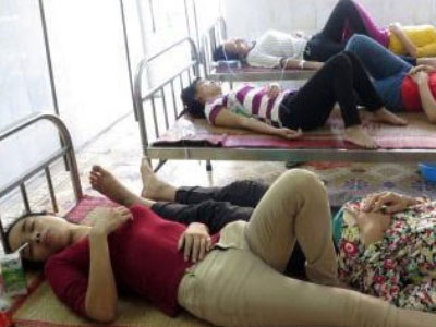 Nam Định: Kinh hoàng dòi bò trong cơm, hàng loạt công nhân chết ngất