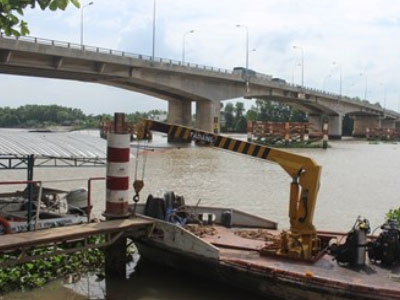 Người đàn ông nhảy cầu tự vẫn trong đêm