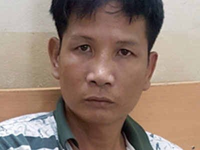 Rạch đồ khi dừng đèn đỏ ở ngã tư