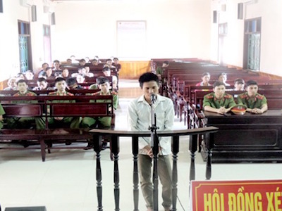 Cha dượng đồi bại hiếp dâm con riêng của vợ đến có thai