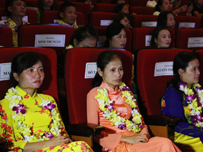 Cô giáo 19 năm cắm bản bật khóc vì nhớ con