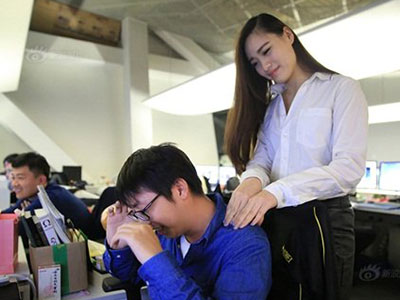 Công ty thuê gái trẻ về thư giãn cho nhân viên độc thân