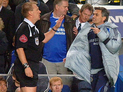 Cựu trọng tài Anh: "FA cần giáo dục lại Mourinho"