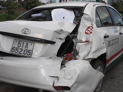 Taxi nát đuôi sau cú tông của xe ben