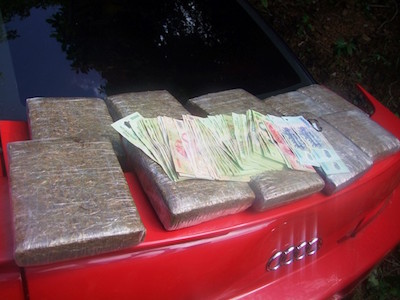 Truy đuổi 15 km xe Audi chở hơn 10 kg cần sa