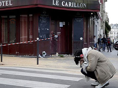 Một ngày Paris vắng lặng đến đau lòng sau vụ khủng bố đẫm máu