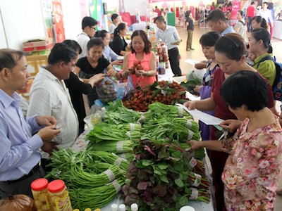 Nông dân vượt 200 km lên Sài Gòn bán rau
