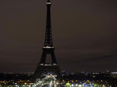 Tháp Eiffel tắt điện tưởng niệm 129 nạn nhân khủng bố