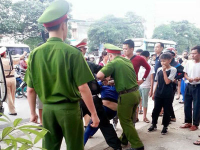 Thót tim trước cảnh mẹ "ngáo đá" bế con nhỏ lao vào đầu ô tô