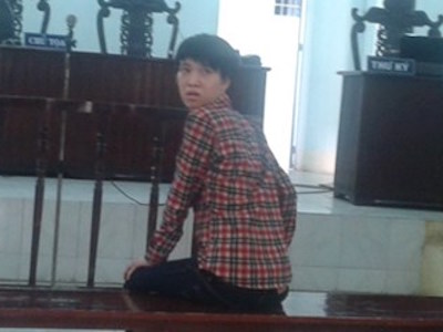 "Yêu" bạn gái 15 tuổi, chàng trai ra tòa thẳng thừng từ chối luật sư