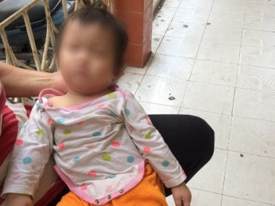 Cô gái 9X bế con lao vào xe khách gây chấn động Quảng Ninh