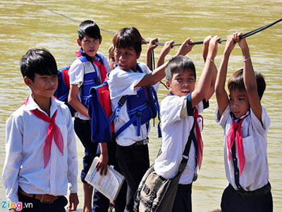 Học sinh mạo hiểm đu dây qua sông