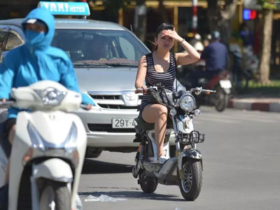 Giữa tháng 11, người Hà Nội vẫn "phát điên" vì nắng nóng gay gắt